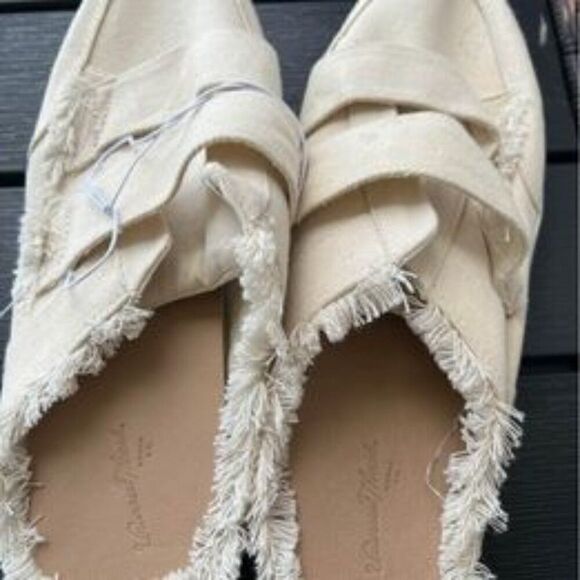 NWT Size 11 Universal Threads Canvas Shoes - Picture 3 of 3